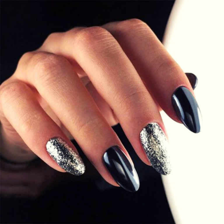 Black almond-shaped nails with Glitter