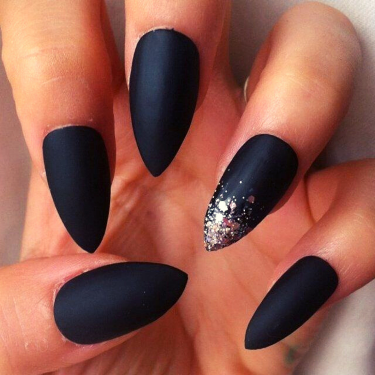 Black Nails Stiletto